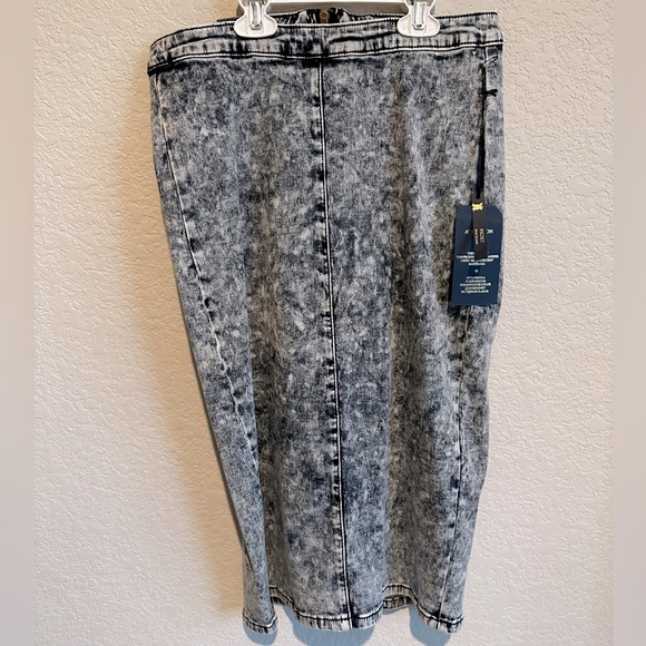 iris Dresses & Skirts - Stretch denim acid wash pencil skirt size M